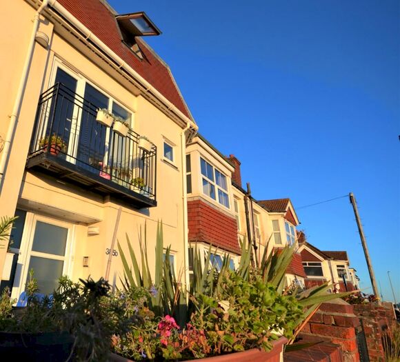 3 Bedroom Semi-Detached House To Rent In Kingsway, Hove, BN3