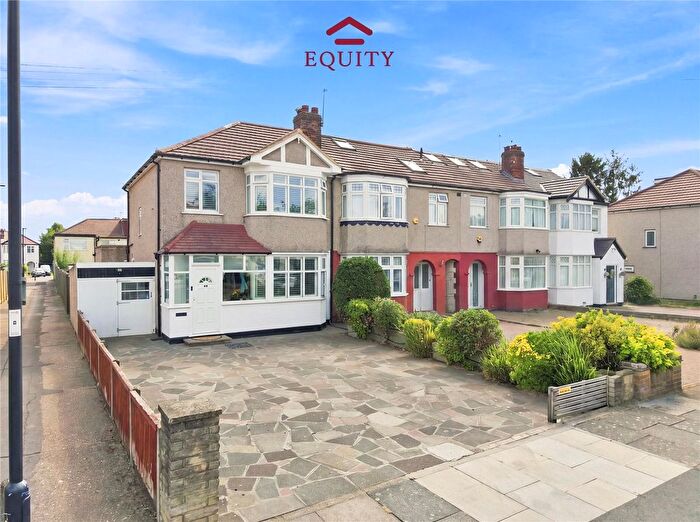 3 Bedroom End Of Terrace House For Sale In Buckingham Close, Enfield, EN1