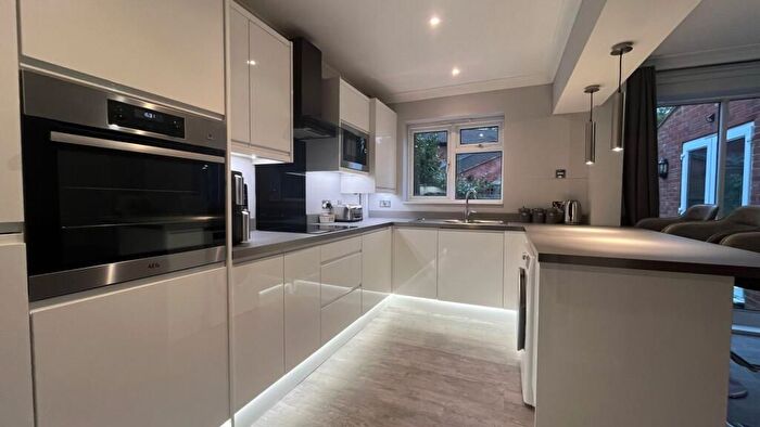 3 Bedroom Property To Rent In Rixon Close, George Green, Slough, SL3