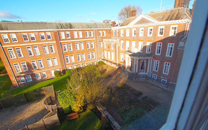 2 Bedroom Flat To Rent In Cannon Hill, Southgate, N14