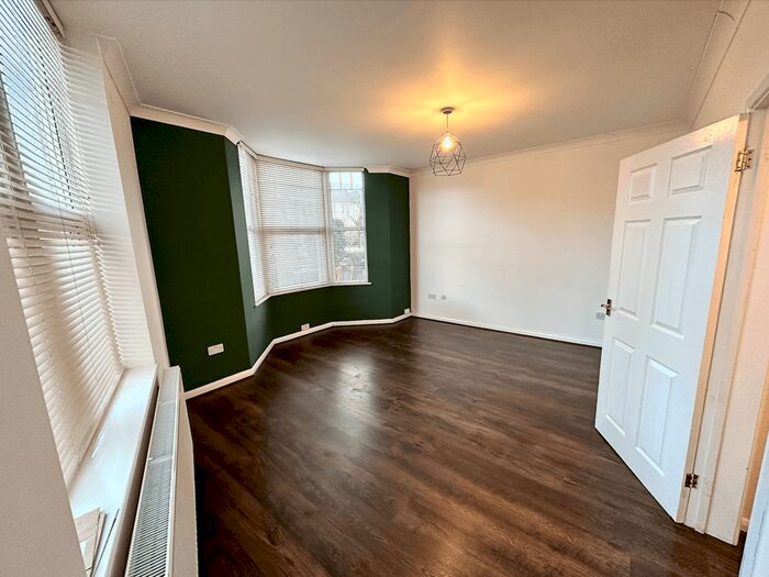 2 Bedroom Flat To Rent In The Mall, Swindon, SN1