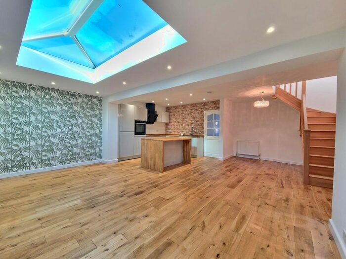 2 Bedroom Semi-Detached Bungalow To Rent In Maple Grove, York, YO10