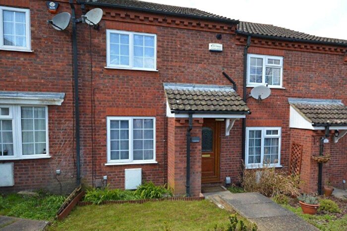 2 Bedroom Terraced House For Sale In Ormsby Close, Luton, Bedfordshire, LU1