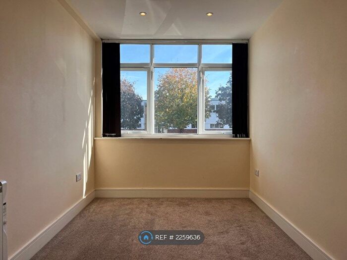 1 Bedroom Flat To Rent In Abbey House, Horsham, RH13