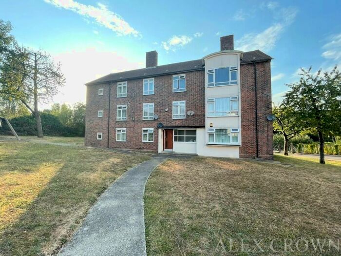 3 Bedroom Flat To Rent In Simmons Close, Whetstone, N20