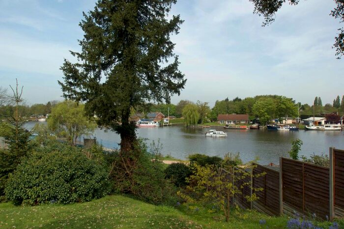 2 Bedroom Flat To Rent In Mount Felix, Walton On Thames, Surrey, KT12
