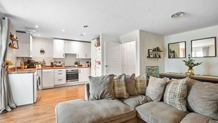 2 Bedroom Flat For Sale In Design Drive, Dunstable, Dunstable, LU6