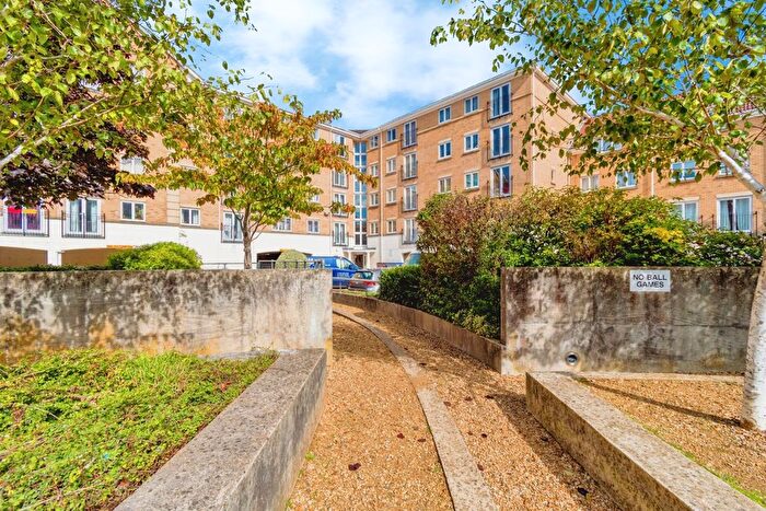 2 Bedroom Flat For Sale In The Dell, Southampton, Hampshire, SO15