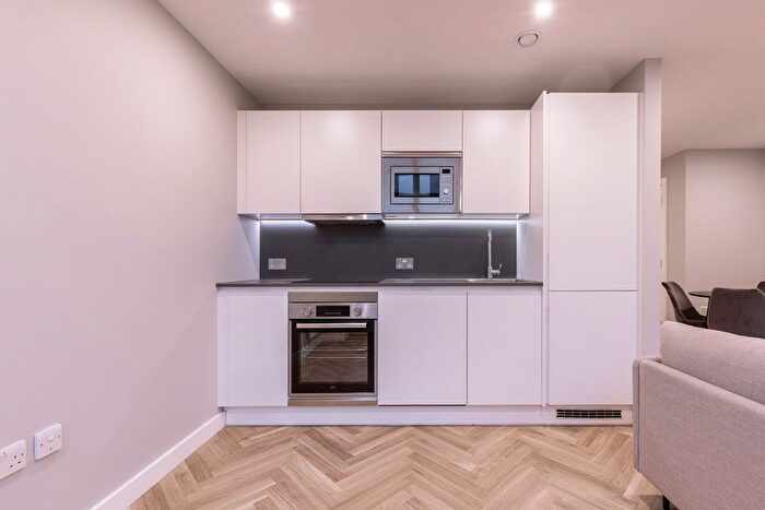 2 Bedroom Flat To Rent In Clapham Common North Side, London, SW4