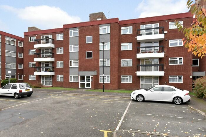 2 Bedroom Flat To Rent In Grange Gardens, Southgate, N14