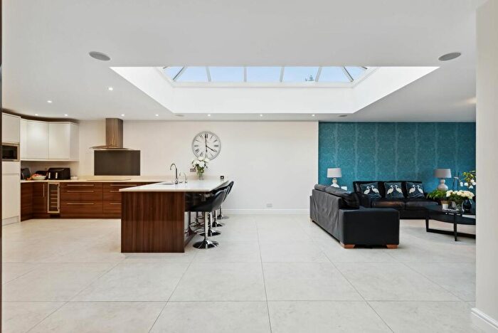 5 Bedroom Detached House For Sale In The Lawns, Cheam, SM2