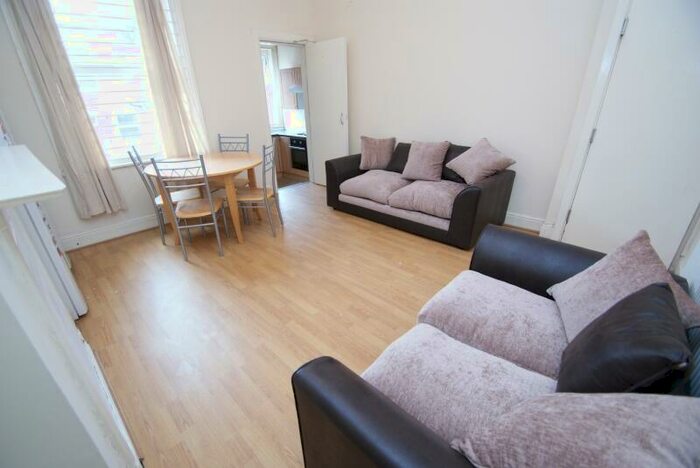 5 Bedroom Terraced House To Rent In Brudenell Mount, Hyde Park, Leeds, LS6