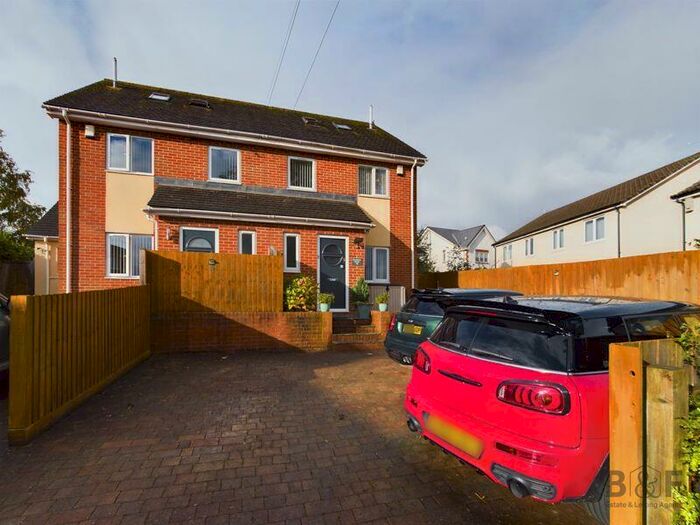 4 Bedroom Semi-Detached House To Rent In Courtlands, Keynsham, BS31