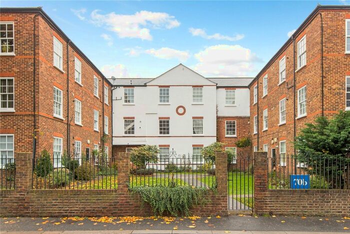 3 Bedroom Flat To Rent In Hampton Road, Teddington, TW11