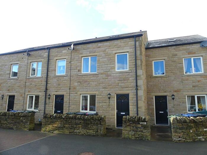 3 Bedroom Town House To Rent In Grouse Close, Silsden, BD20