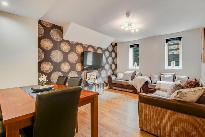 5 Bedroom Flat To Rent In Flat 4, 14 Kelso Road, Hyde Park LS2