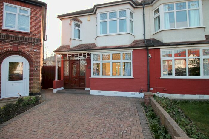 4 Bedroom Semi-Detached House To Rent In The Rowans, London, N13