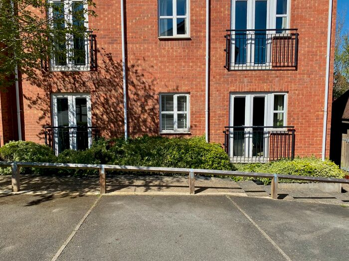 2 Bedroom Flat To Rent In Hanbury Close, Daventry, Northamptonshire., NN11