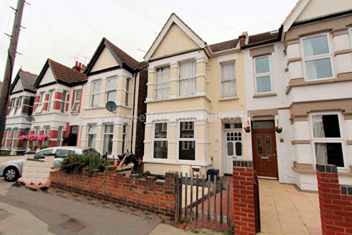 2 Bedroom Flat To Rent In Albion Road, Westcliff On Sea, SS0