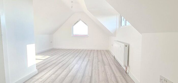 1 Bedroom Flat To Rent In Top Floor Room In House Of Multiple Occupancy, SS6