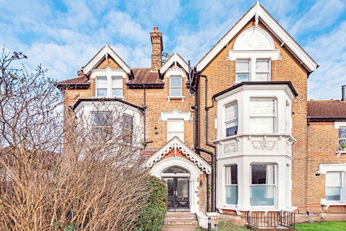 2 Bedroom Flat To Rent In Robins Court, Beckenham, Kent, BR3