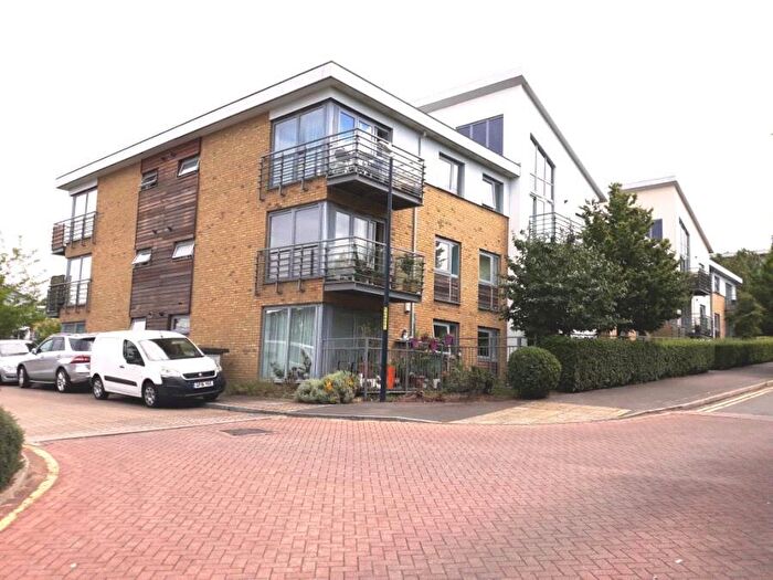 2 Bedroom Flat For Sale In Stafford Gardens, Maidstone, Kent, ME15