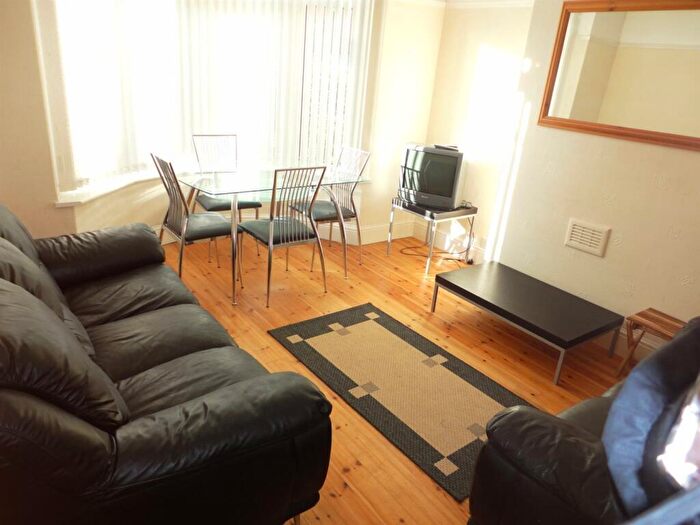 4 Bedroom Semi-Detached House To Rent In £ Pppw, Hanover Crescent, Victoria Park, M14