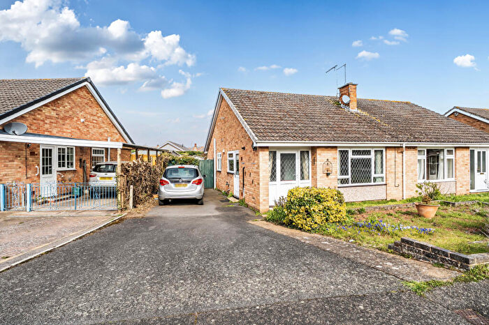 2 Bedroom Bungalow For Sale In Willow Drive, Wellesbourne, CV35