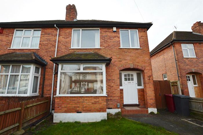 3 Bedroom Semi-Detached House To Rent In South View Avenue, RG4