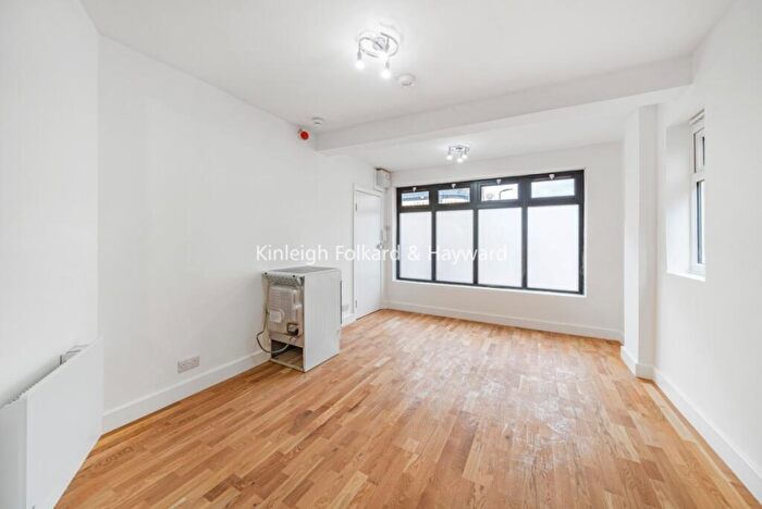 Flat To Rent In Green Lanes, London, N16