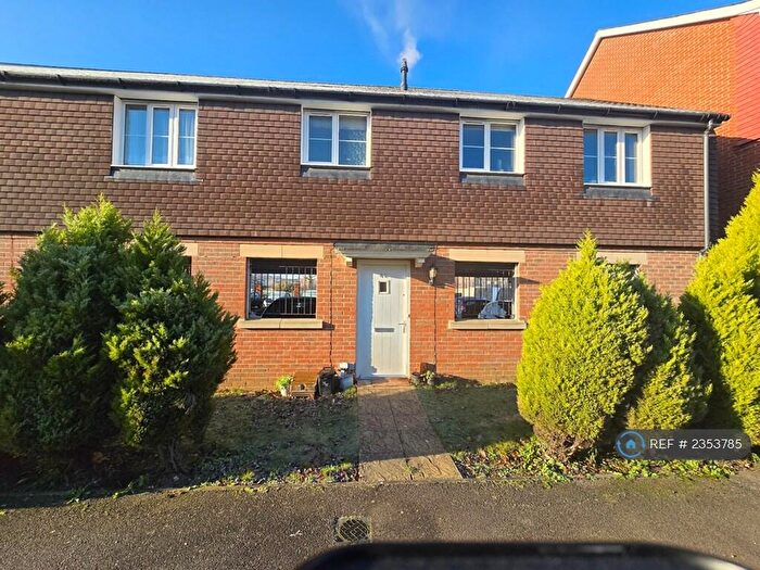 2 Bedroom Maisonette To Rent In Sparrowhawk Way, Bracknell, RG12