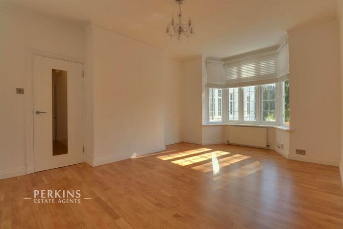 3 Bedroom Flat To Rent In Hanger Lane, London, W5