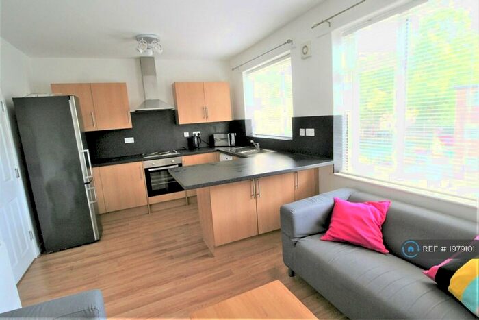 3 Bedroom Flat To Rent In Fairfield Court, Manchester, M14