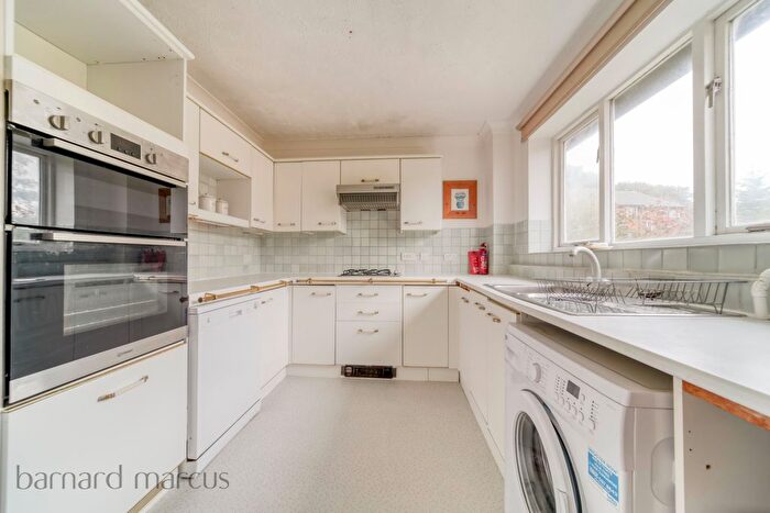 3 Bedroom Flat To Rent In Maple Mews, Streatham, SW16