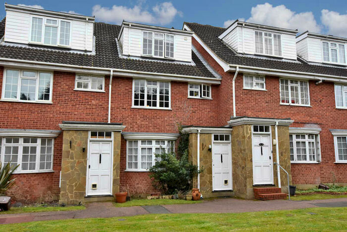 2 Bedroom Maisonette Flat To Rent In Redheath Close, Watford, WD25