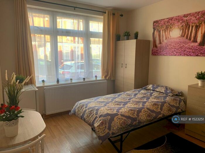 1 Bedroom Terraced House To Rent In Rosebery Avenue, London, N17