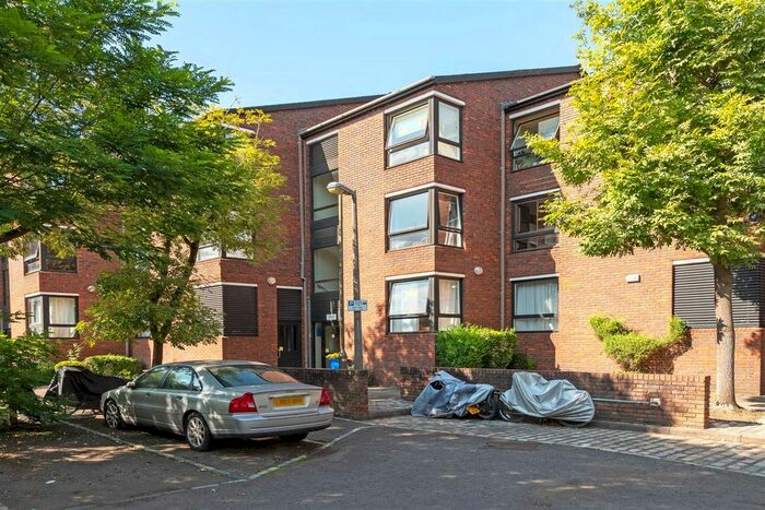 1 Bedroom Flat To Rent In Stockhurst Close, London, SW15