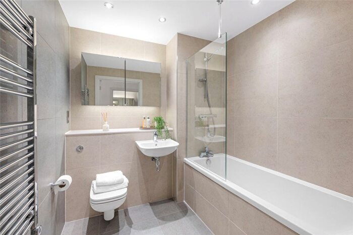 2 Bedroom Flat To Rent In Randalls Way, Leatherhead, Surrey, KT22