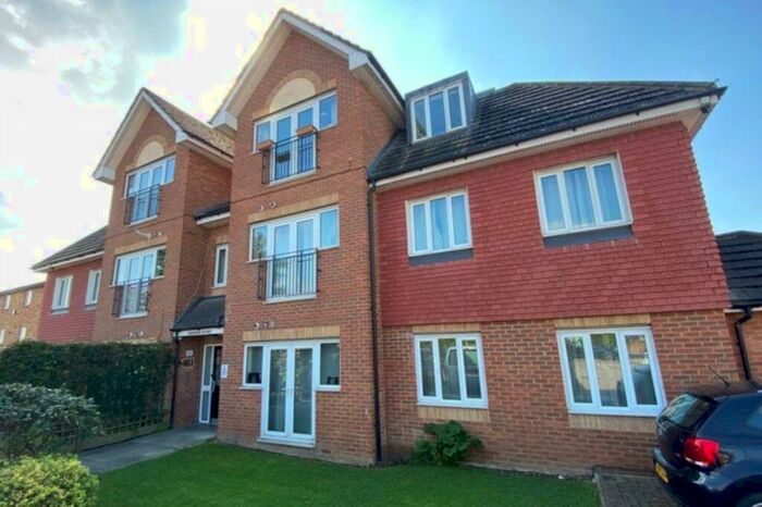 2 Bedroom Flat To Rent In Turners Close, Whetstone, London, N20