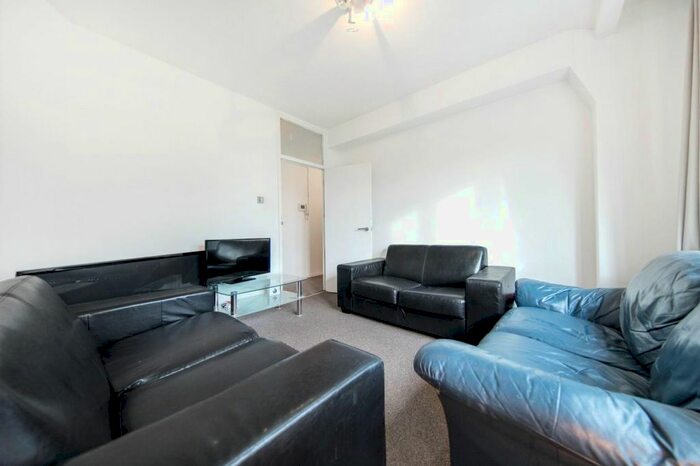4 Bedroom Flat To Rent In Brixton Hill, London, SW2