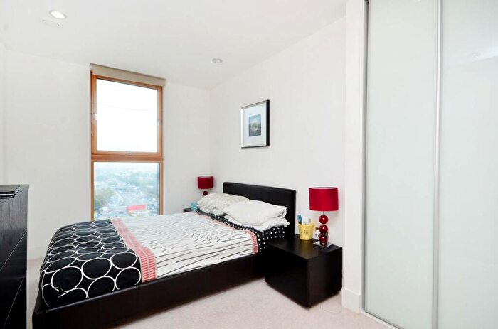 2 Bedroom Flat To Rent In Streamlight Tower, Canary Wharf, London, E14