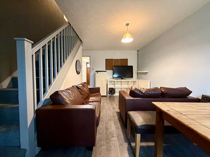 2 Bedroom Semi-Detached House To Rent In Hubert Croft, Birmingham, B29
