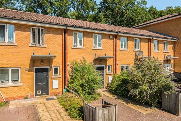 3 Bedroom House To Rent In Shalbourne Square, Hackney, E9