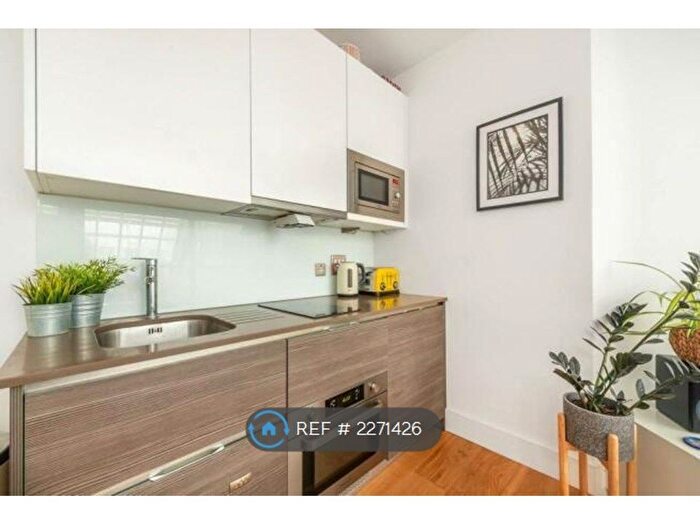 Studio To Rent In Trinity Square, Hounslow, TW3