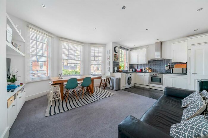 3 Bedroom Flat To Rent In Sedgemere Avenue, N2