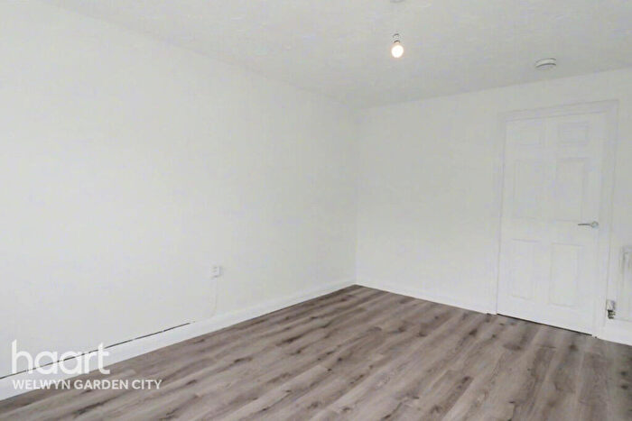 3 Bedroom End Of Terrace House For Sale In Nimrod Drive, Hatfield, AL10