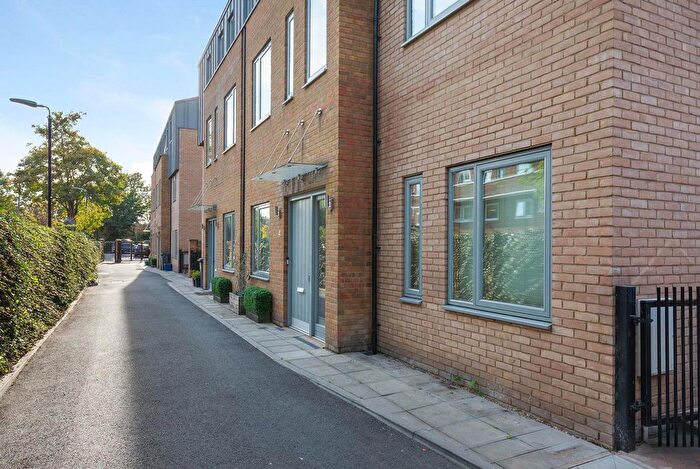 4 Bedroom Semi-detached House For Sale In Gibsons Place, Brentford, TW8
