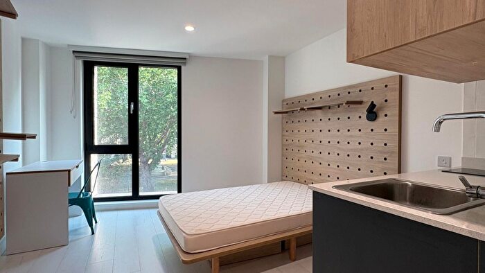 Studio To Rent In Commercial Road, London, E14