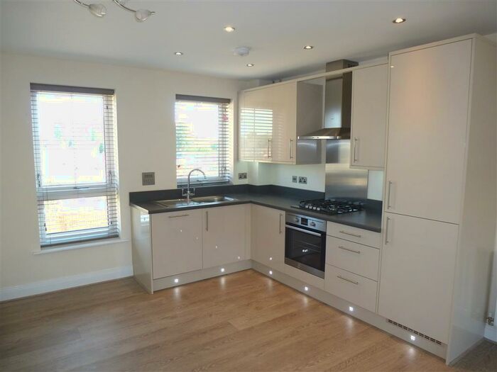 2 Bedroom Apartment To Rent In Kingfisher Drive, Maidenhead, SL6