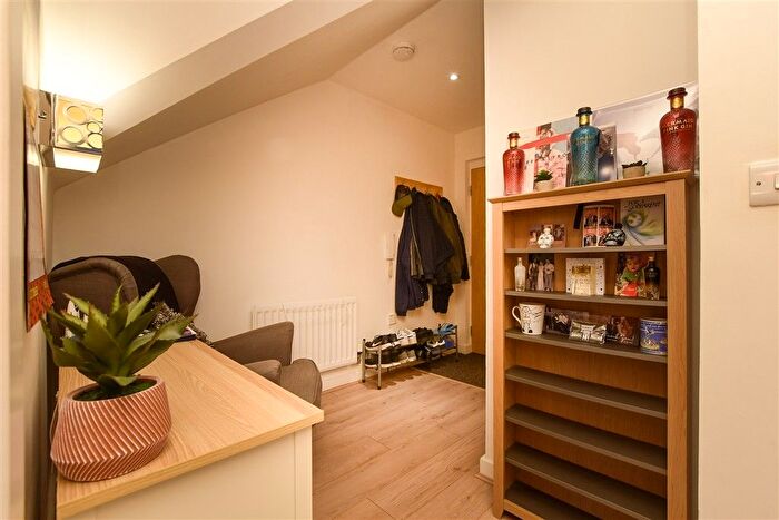 1 Bedroom Flat For Sale In Croydon Road, Caterham, Surrey, CR3